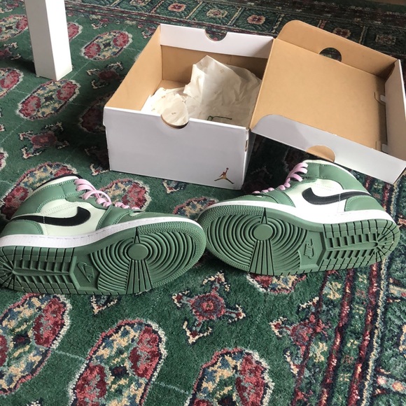 Green Jordans - Picture 4 of 6